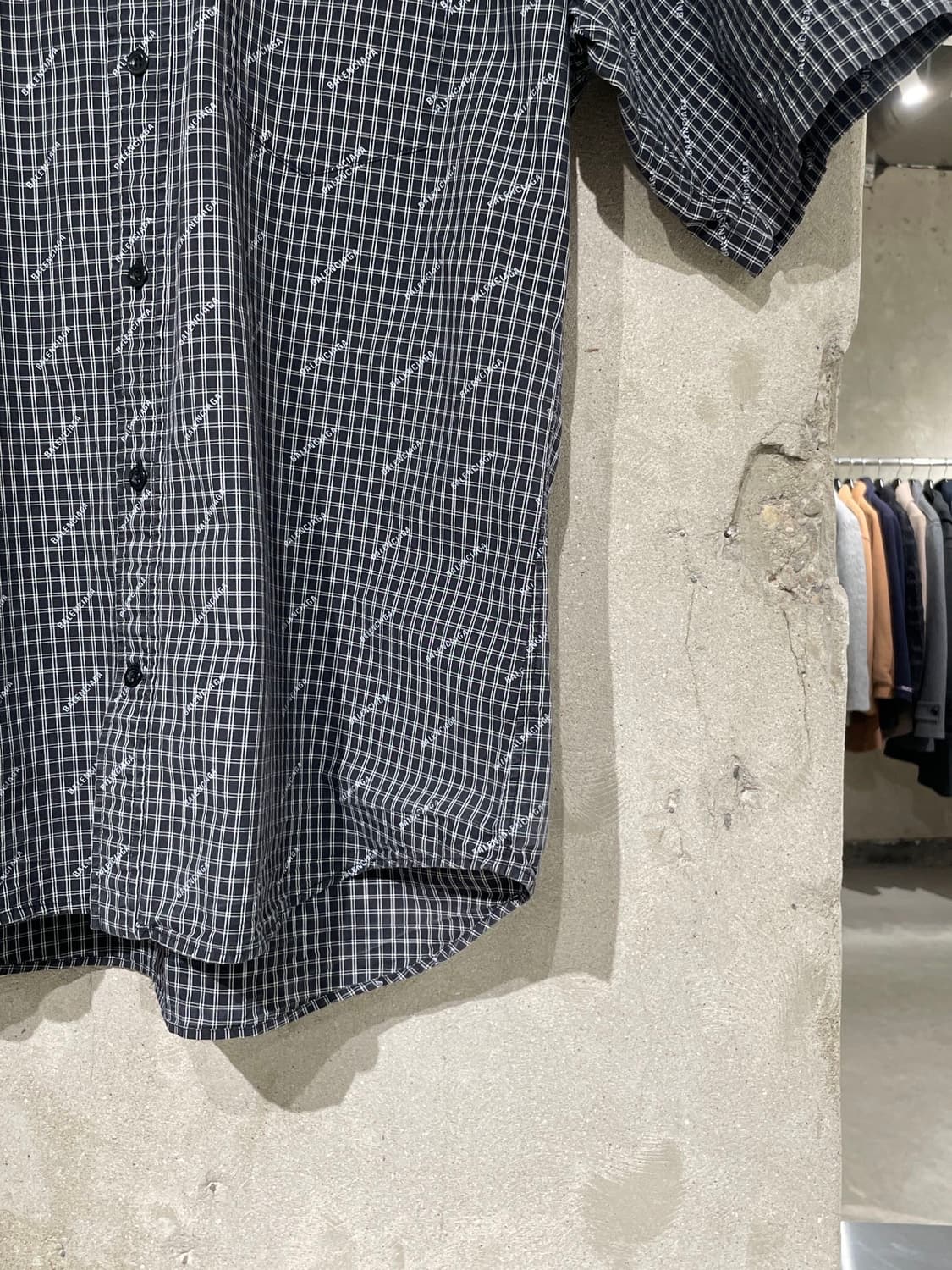 발렌시아가 블랙 로고 싱글 포켓 체크 하프 셔츠 상품이미지5