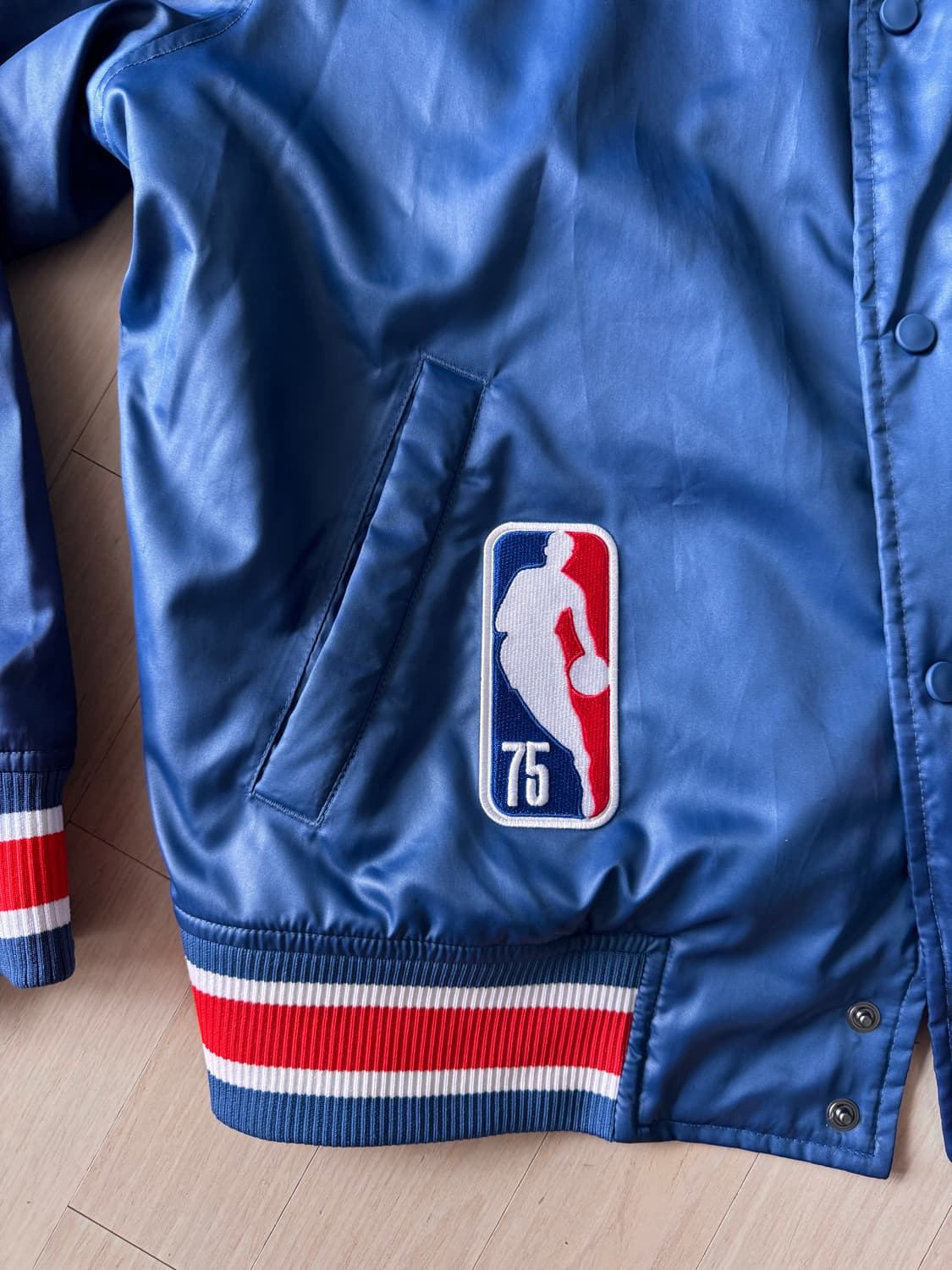 나이키 x NBA 75주년 기념 새틴 봄버 바시티 자켓 상품이미지3