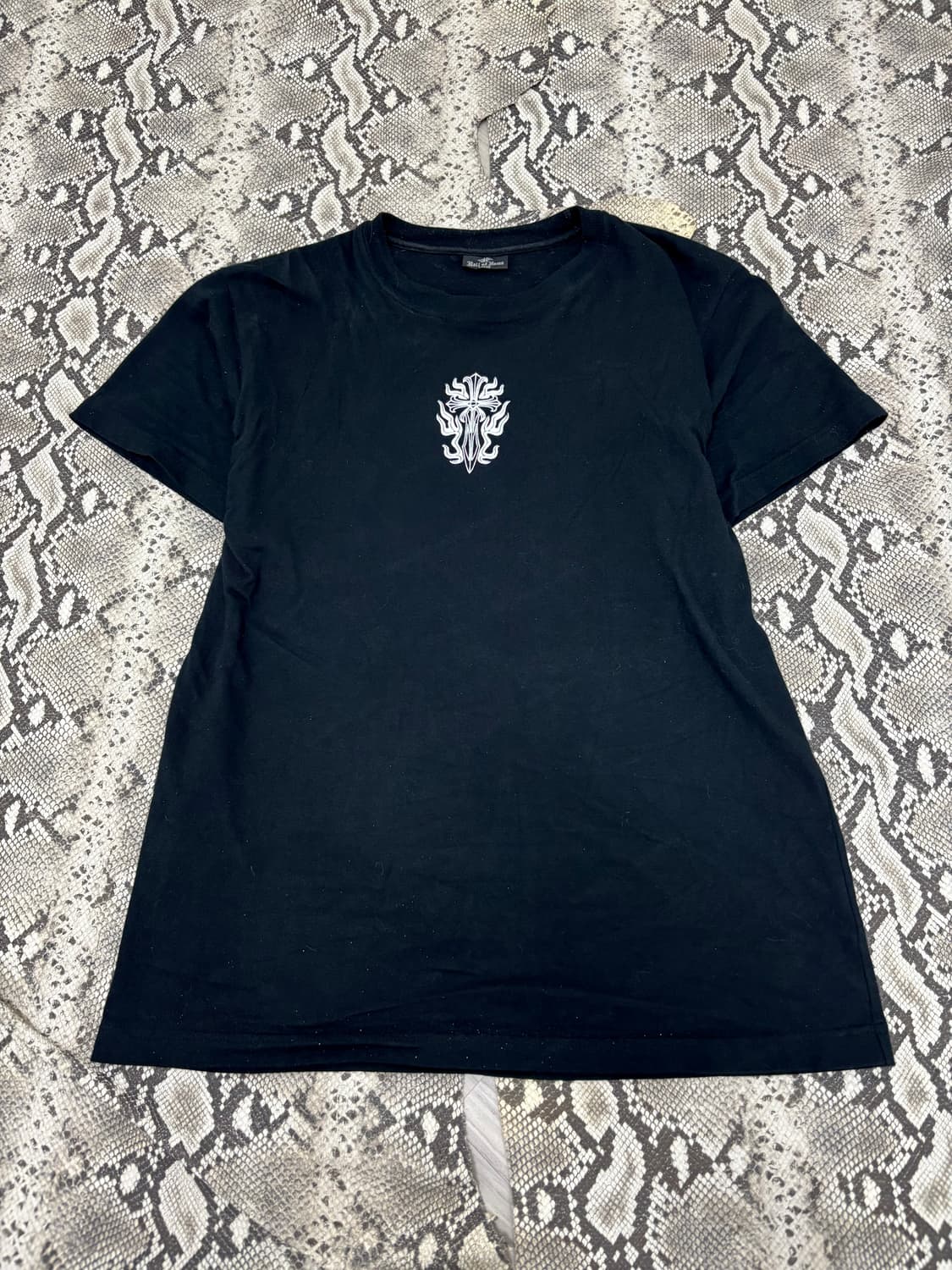“Vintage” Cross Print Black Tee 상품이미지2