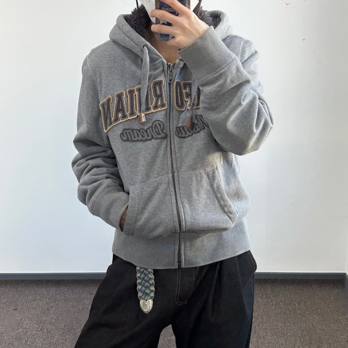 Who.A.U 후아유 스펠아웃 로고 퍼 안감 그레이 후드집업 상품이미지2