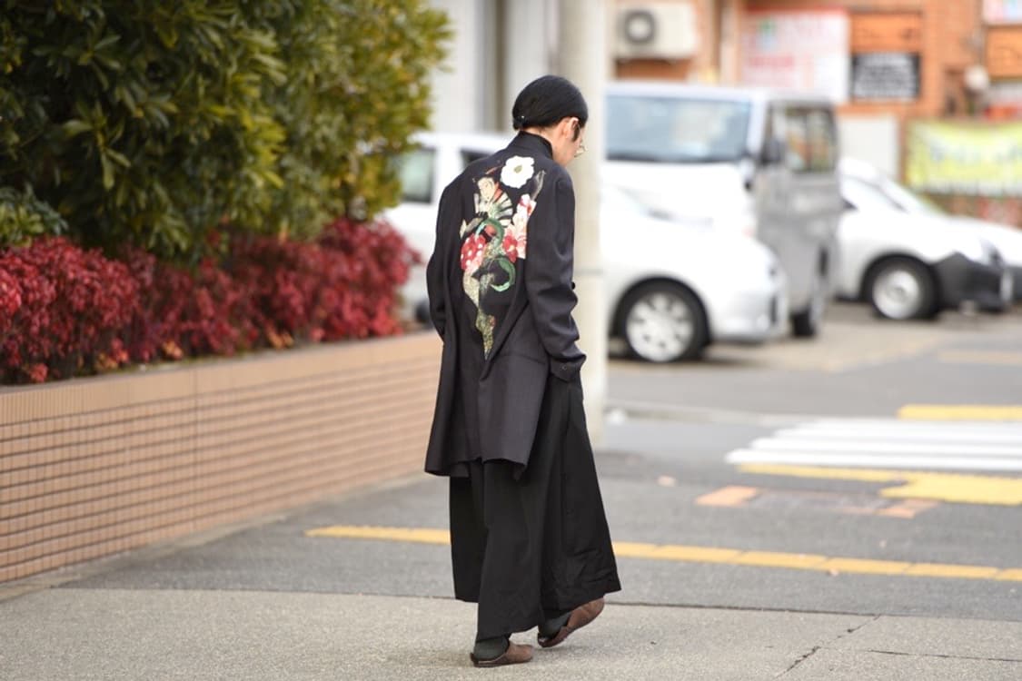 요지야마모토 19ss 런웨이 백프린팅 코트 상품이미지3