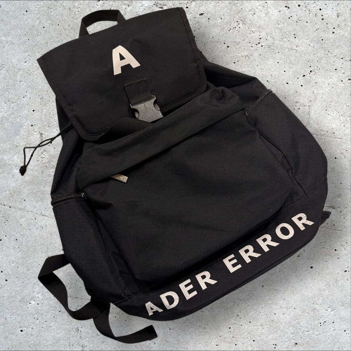 아더에러 오버사이즈 블랙 백팩 상품이미지1