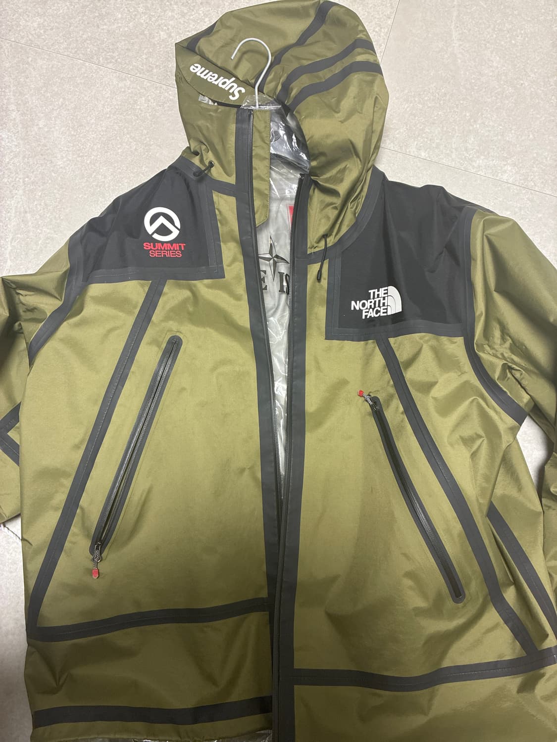 슈프림 x 노스페이스 서밋 시리즈 아우터 테이프 심 자켓 올리브 엑라 상품이미지3