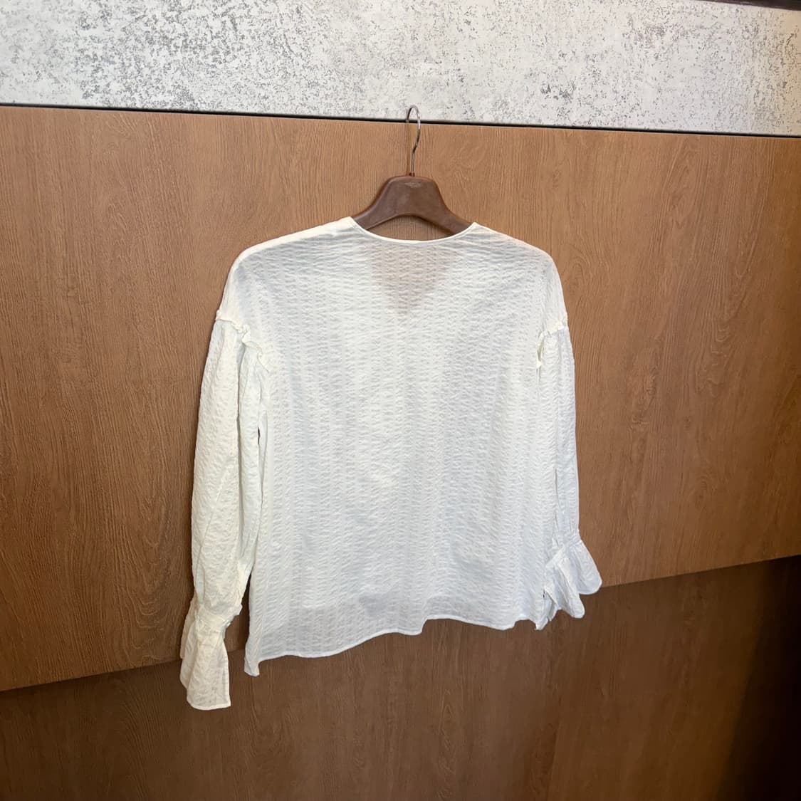 빈티지 브이넥 롱슬리브 블라우스 버튼업 밴딩 프릴 슬리브 디테일 아이보리 상품이미지2