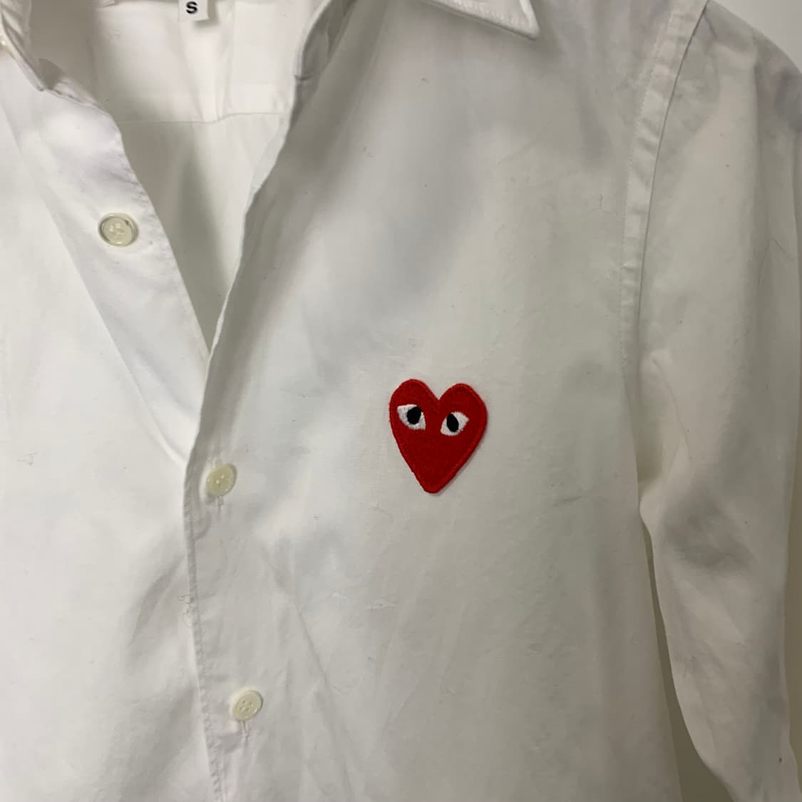 꼼데가르송 플레이 와펜 화이트 셔츠 상품이미지4