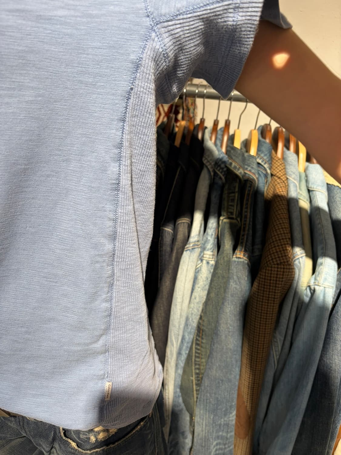 Calvin Klein 클린 무드 브이넥 반팔 티셔츠 상품이미지4