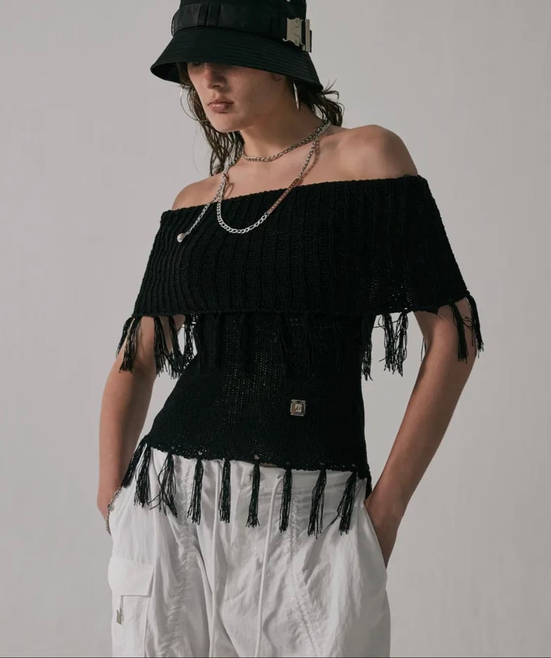 트리밍버드 테슬 오프숄더 니트 블랙 상품이미지1