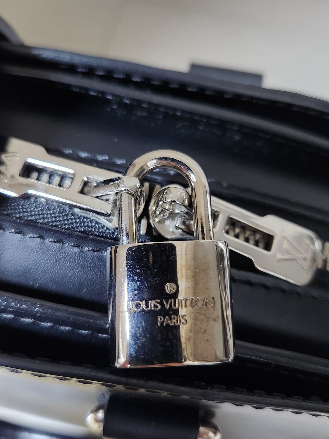 루이비통 M59042 에삐 레더 퐁네프 GM 블랙 토드백 상품이미지4