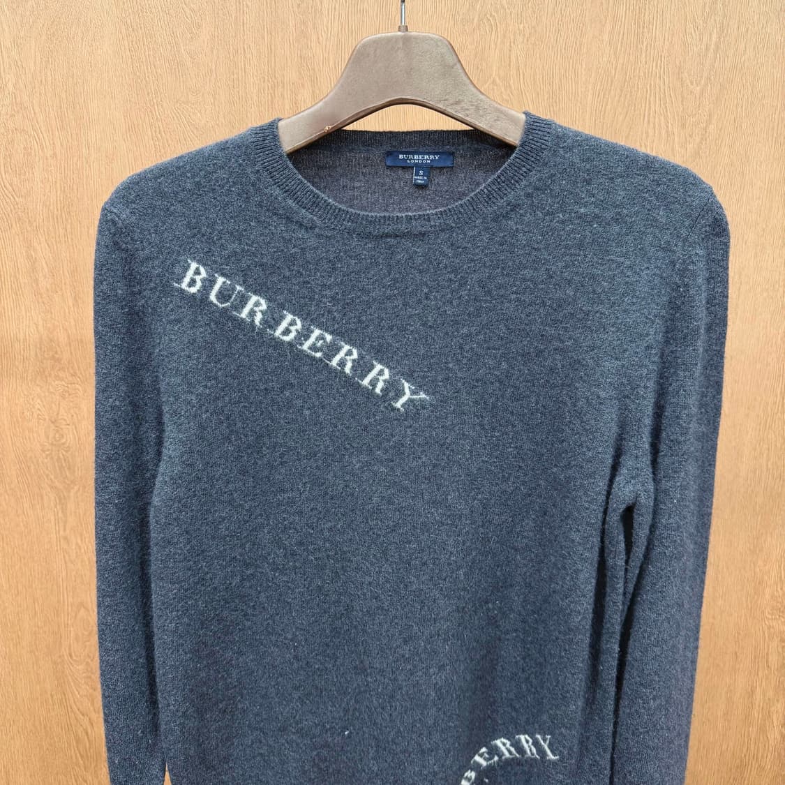 버버리 런던 라운드넥 긴팔 니트 로고 프린팅 디테일 레귤러핏 차콜 상품이미지4