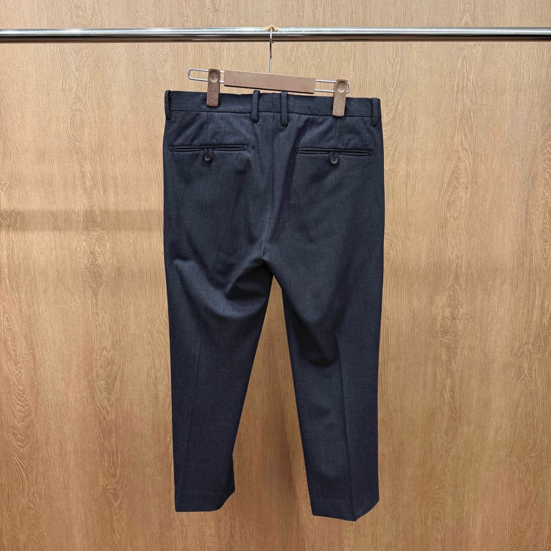 띠어리 슬랙스 팬츠 미니멀 포멀 디자인 히든 클로징 디테일 다크그레이 상품이미지3