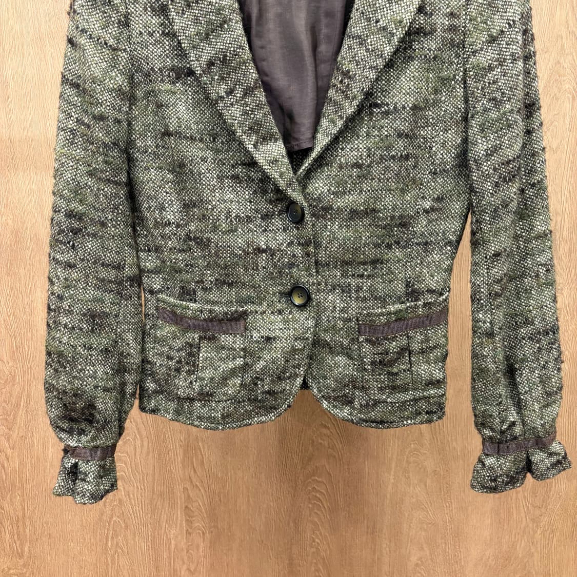 막스앤코 슬림핏 트위드 자켓 클래식 싱글 버튼 리본 테이핑 디테일 카키 상품이미지5