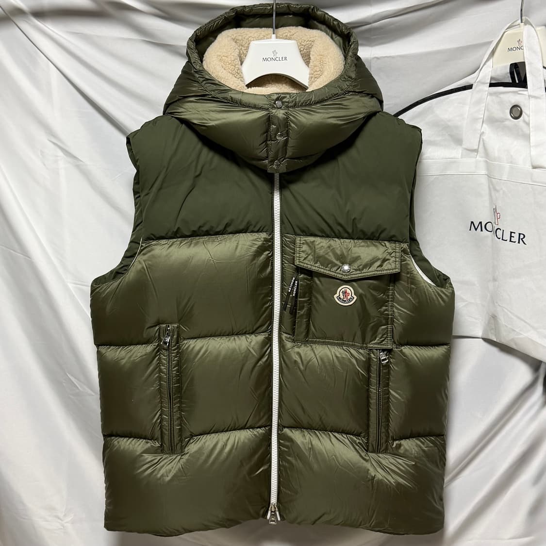 [S+급/5] 23FW 몽클레어 아우스트 질레 후드 조끼패딩 올리브 그린 상품이미지1