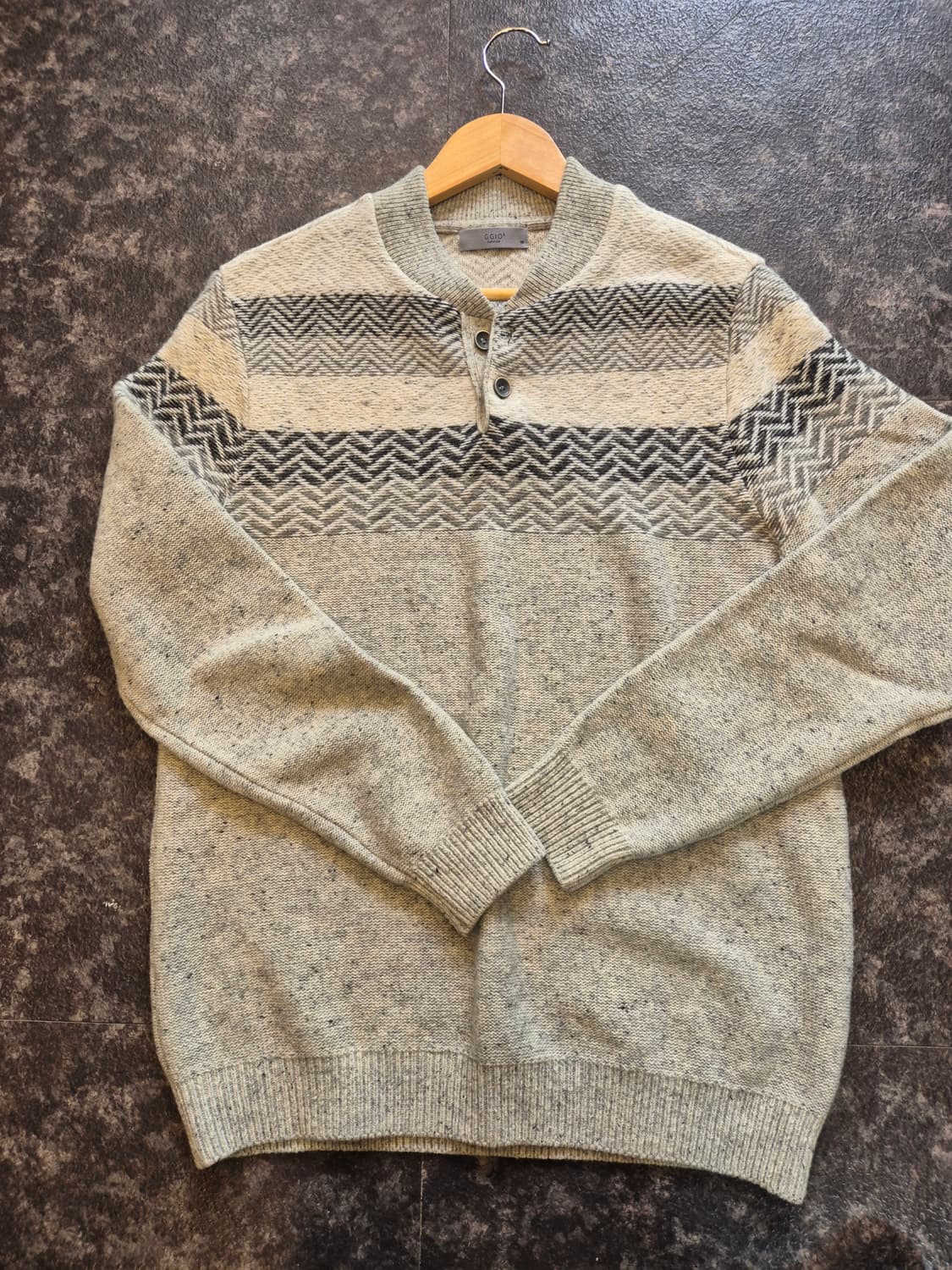 GGIO II 지그재그 모던 반버튼 니트 100 상품이미지1