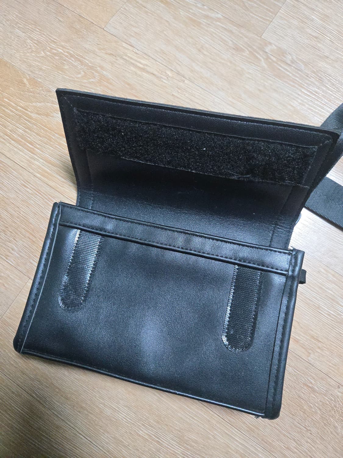 퀄팩 RECT01 비건레더 홀스터백 블랙 상품이미지3