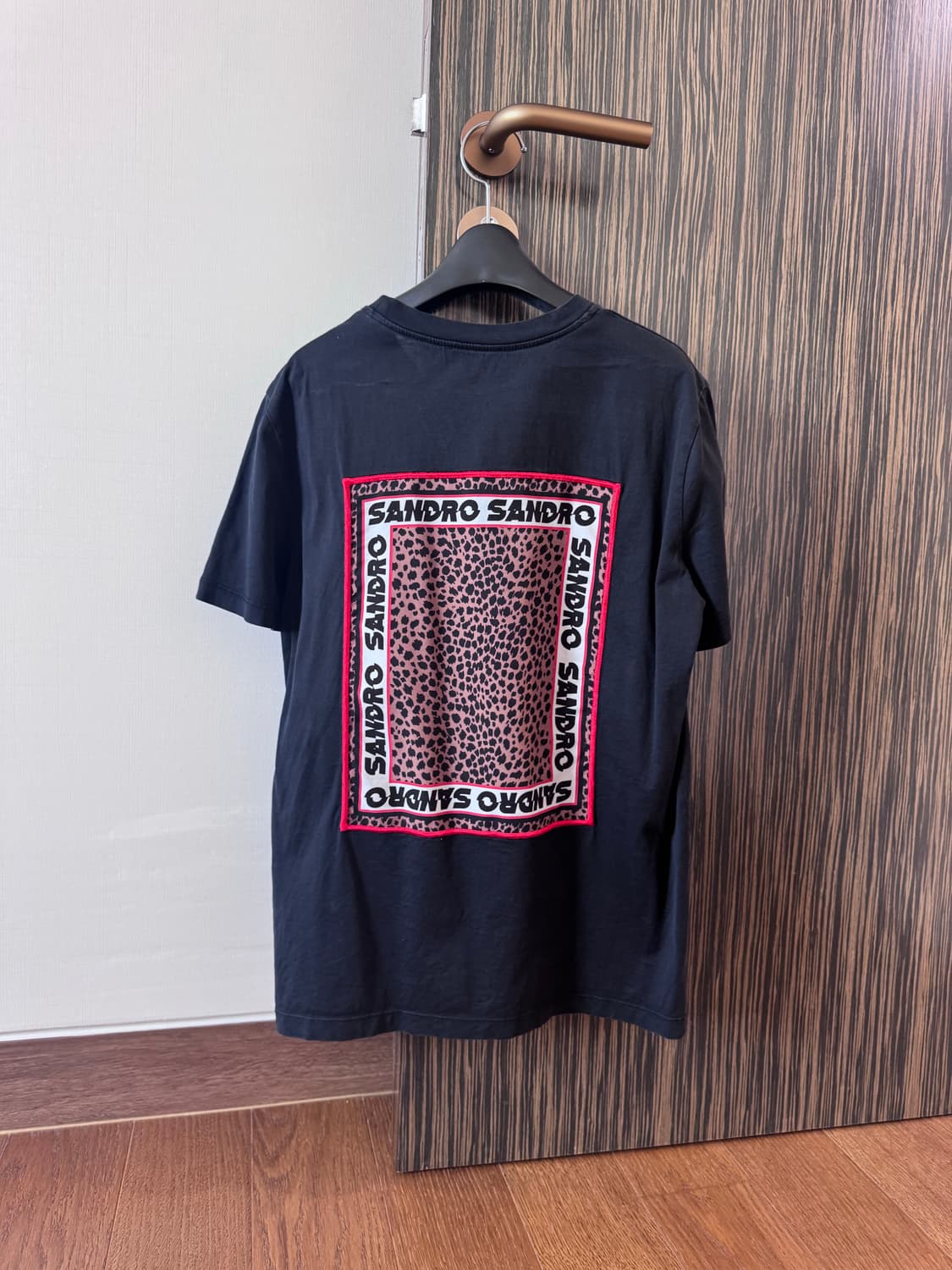 산드로 블랙 레오파드 백 로고 반팔티 상품이미지1