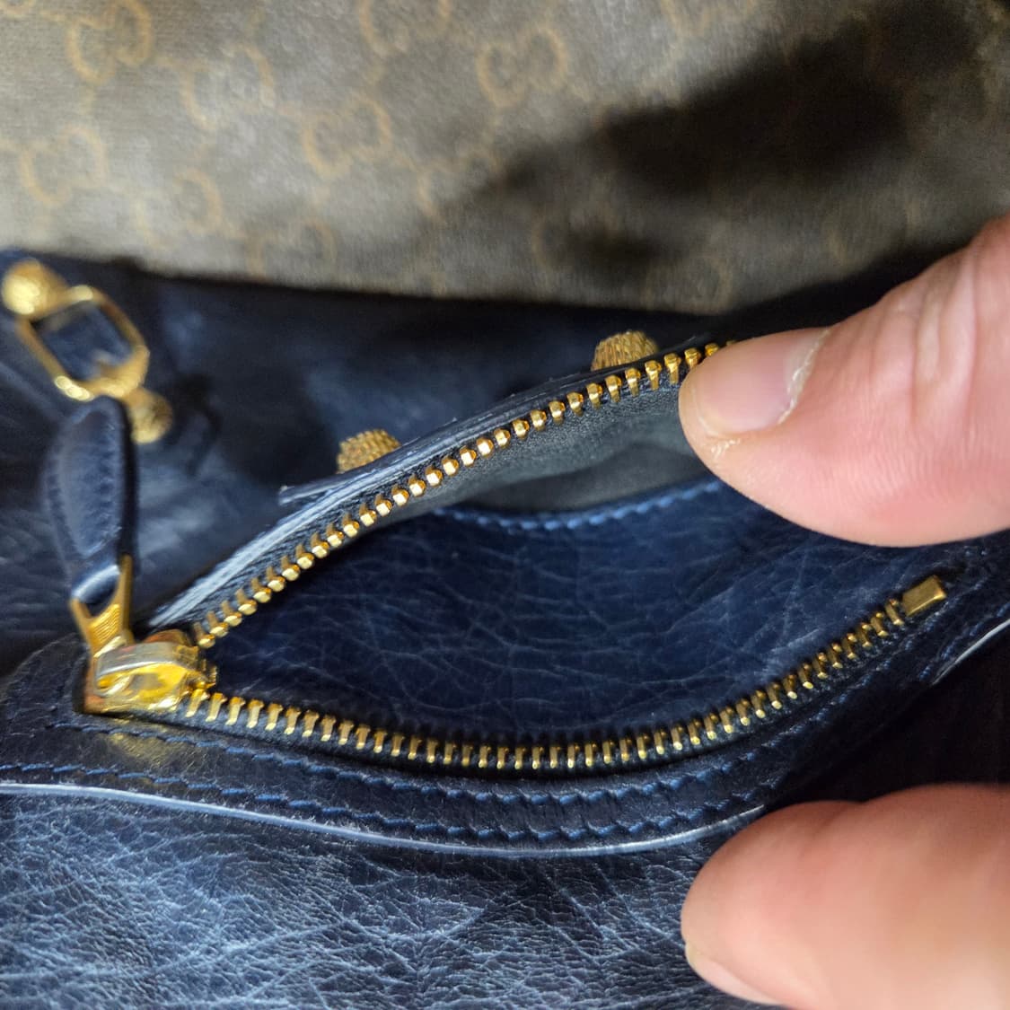 발렌시아가 모터 클러치백 상품이미지7