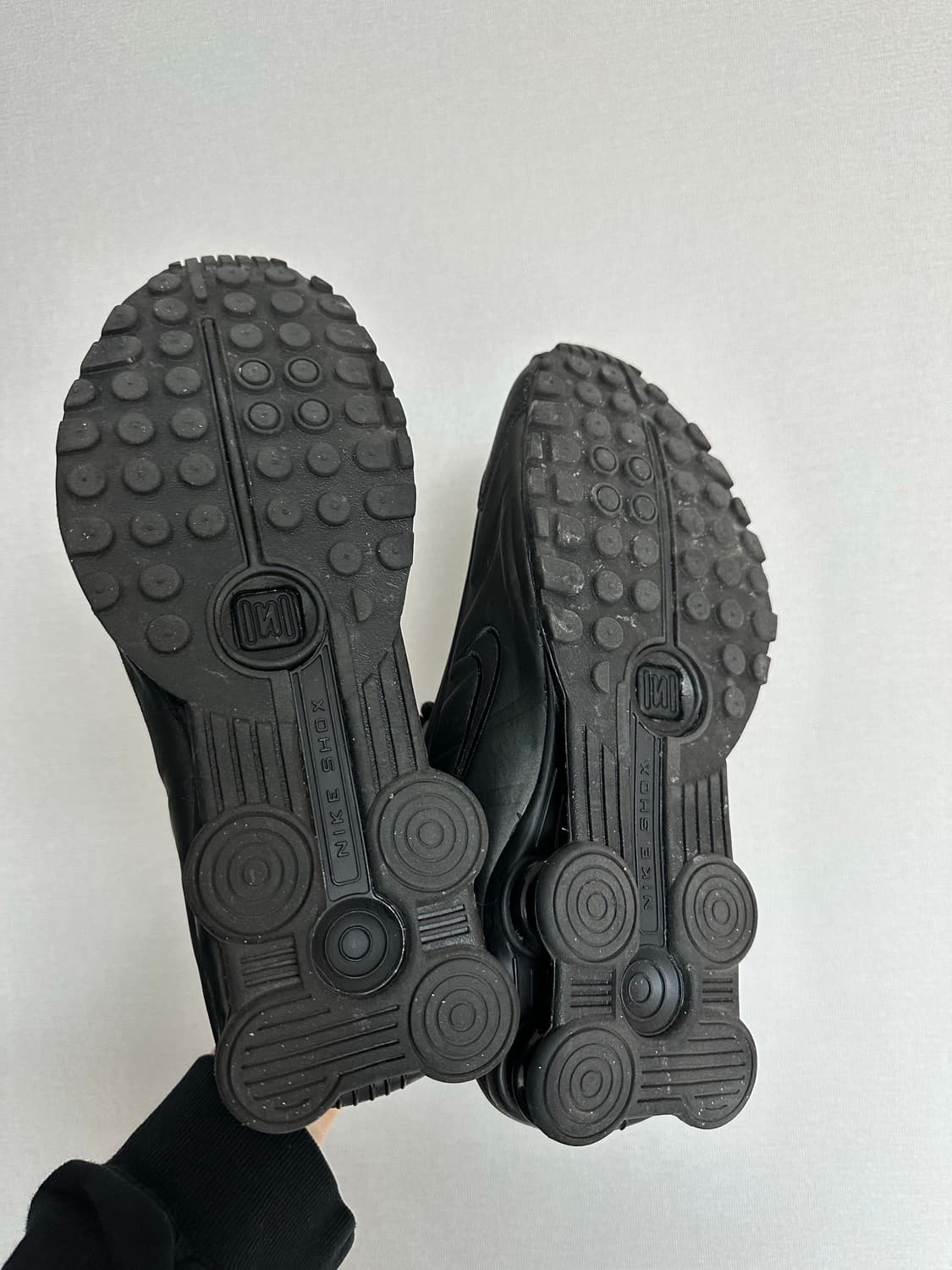 나이키 샥스 r4 트리플 블랙 노박스 HQ1988-001 상품이미지3