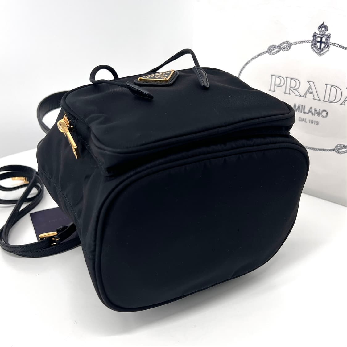 프라다 삼각로고 나일론 테수토 버킷백 블랙 상품이미지6