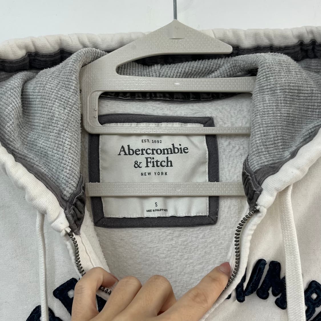 아베크롬비 딱붙핏 자수로고 아이보리 후드집업 상품이미지5