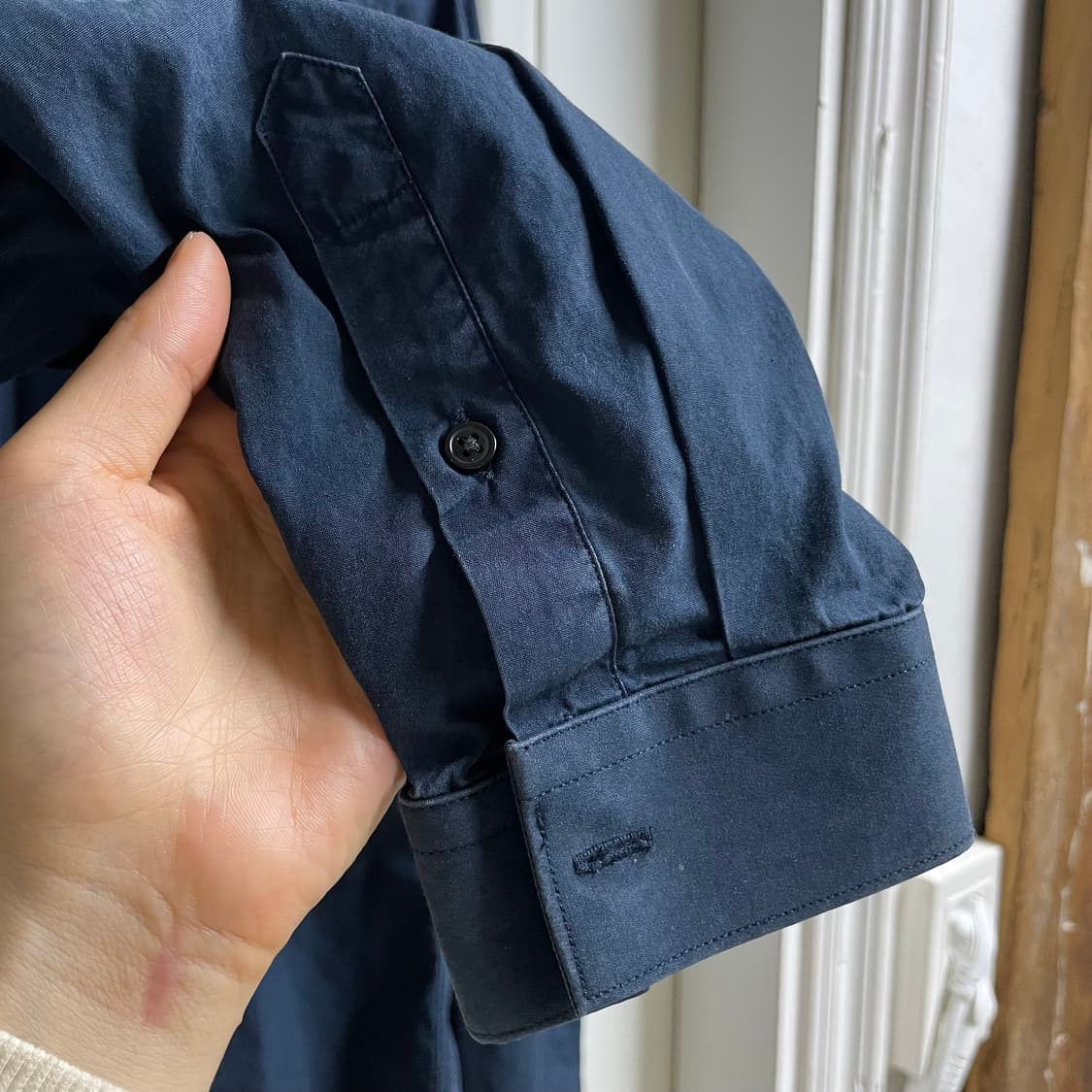 산드로 네이비 색상 긴팔 셔츠입니다 상품이미지7