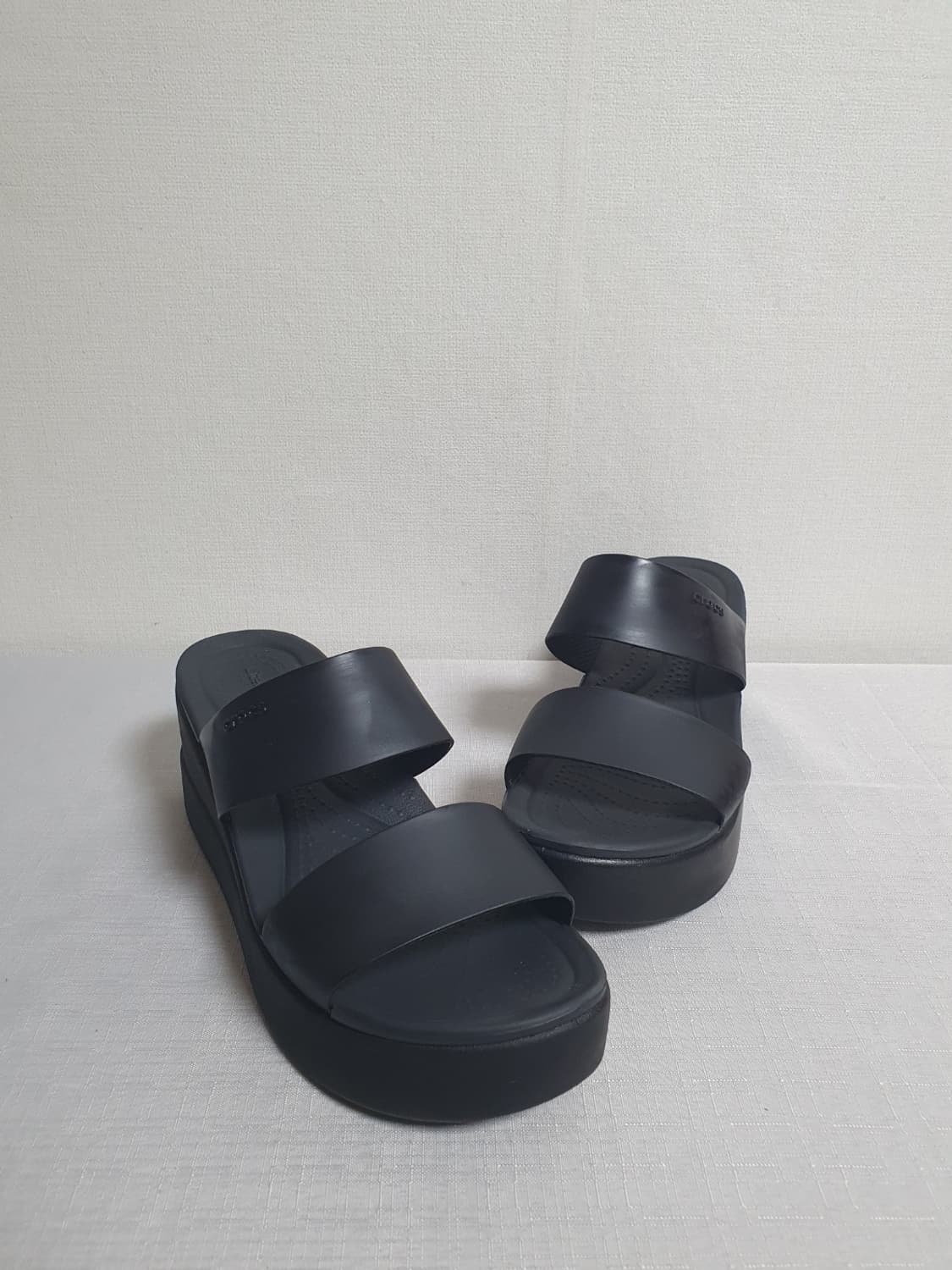크록스 브루클린 미드 웨지 샌들 블랙 230mm 상품이미지3