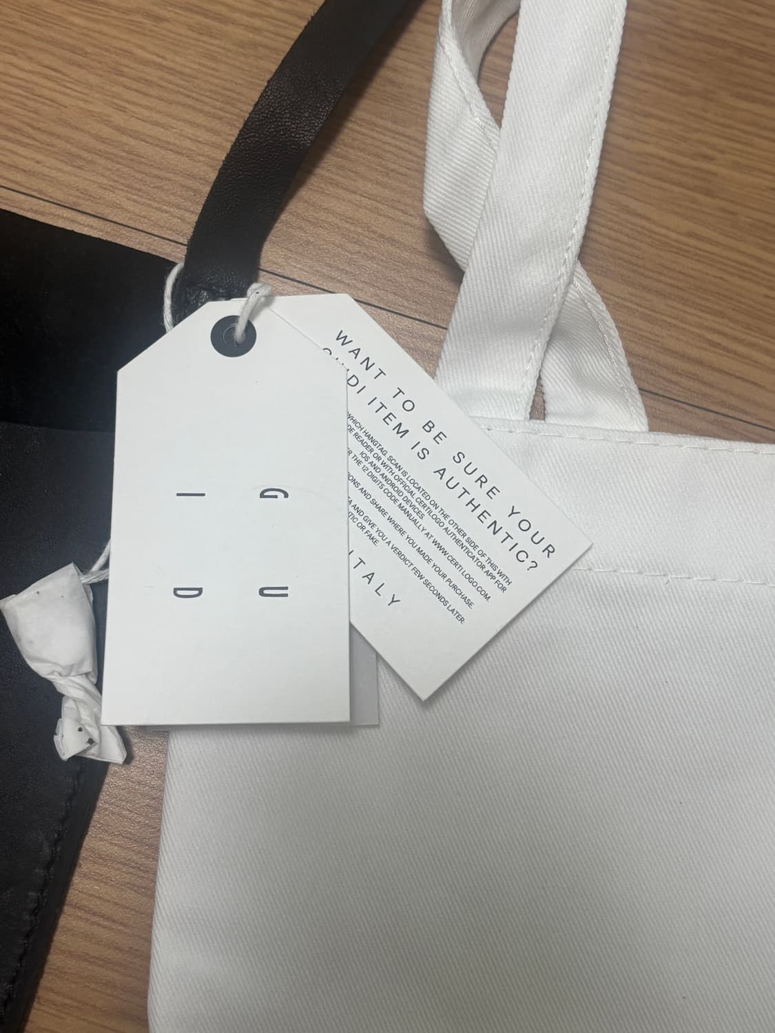 [새상품] 구이디 말가죽 패스포트 크로스백 상품이미지8