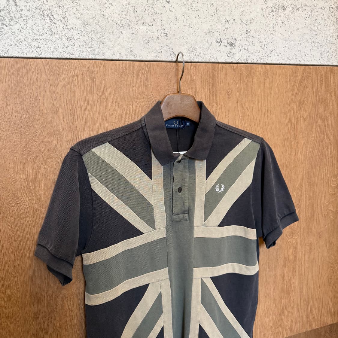 프레드 페리 카라 반팔 티셔츠 유니언잭 패턴 자수 로고 디테일 차콜 상품이미지3