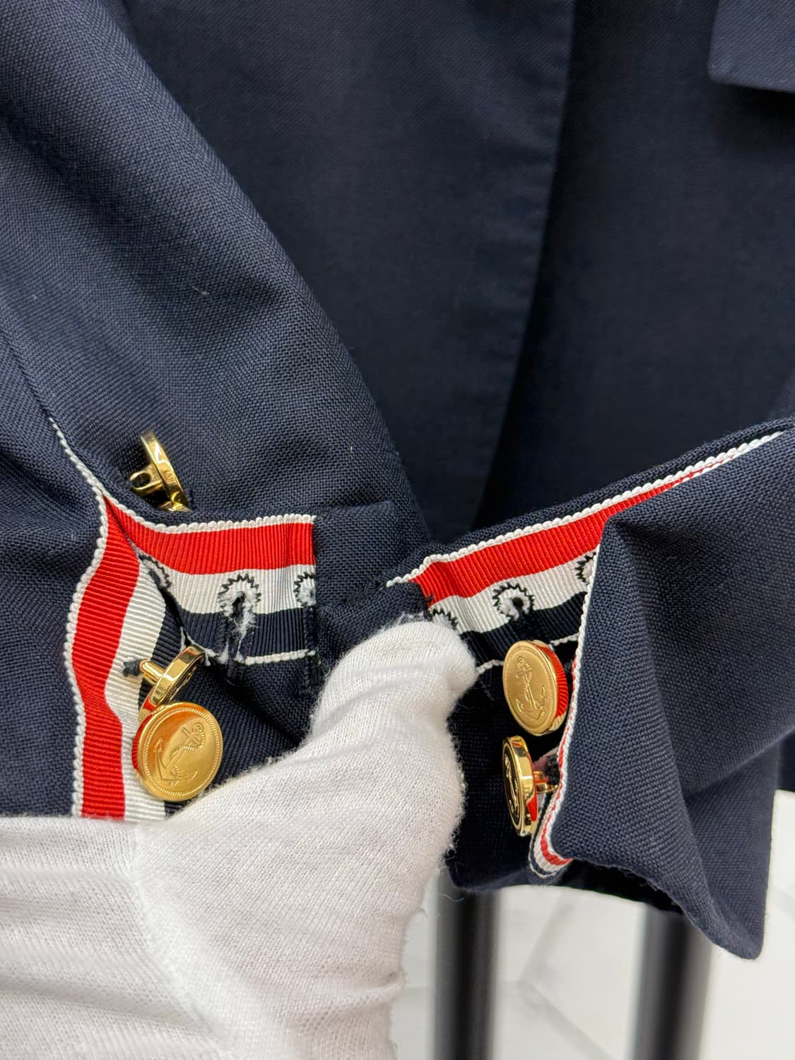 [3] 톰브라운 싱글 암밴드 금장 블레이저 자켓 상품이미지4