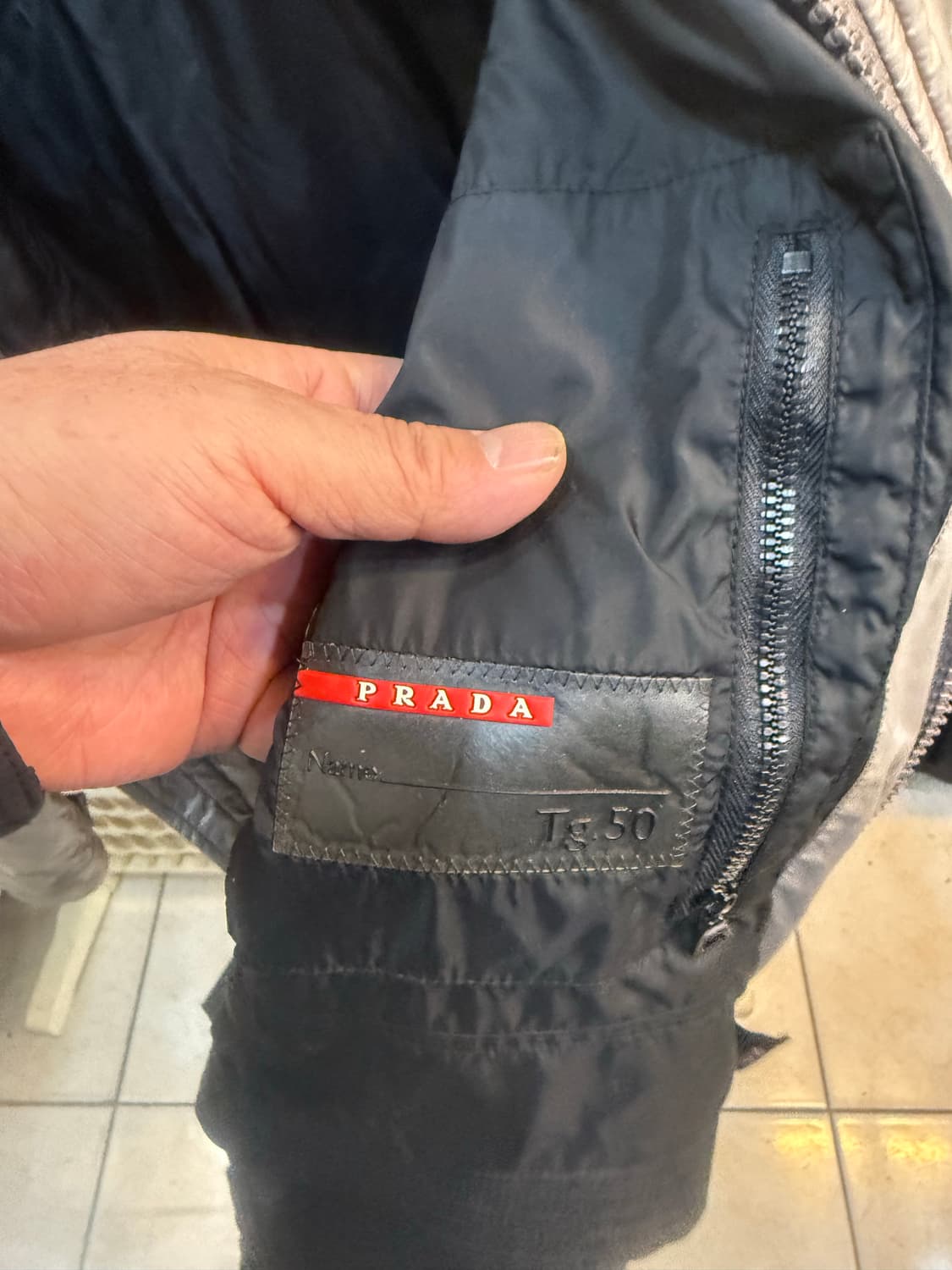 50/100-105 정품 프라다 경량패딩 팝니다 상품이미지5