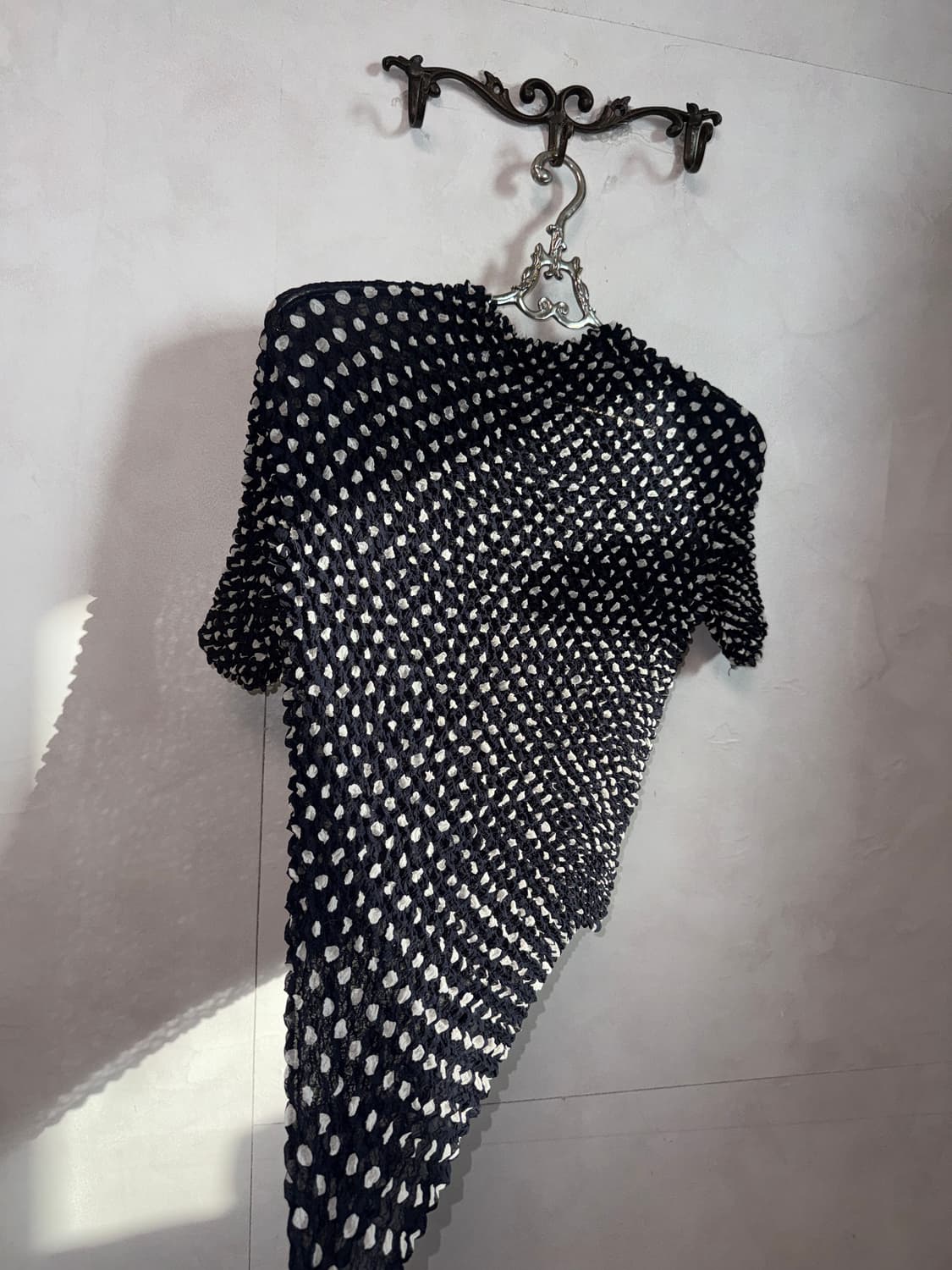 Black & white dot popcorn pleats top 상품이미지7