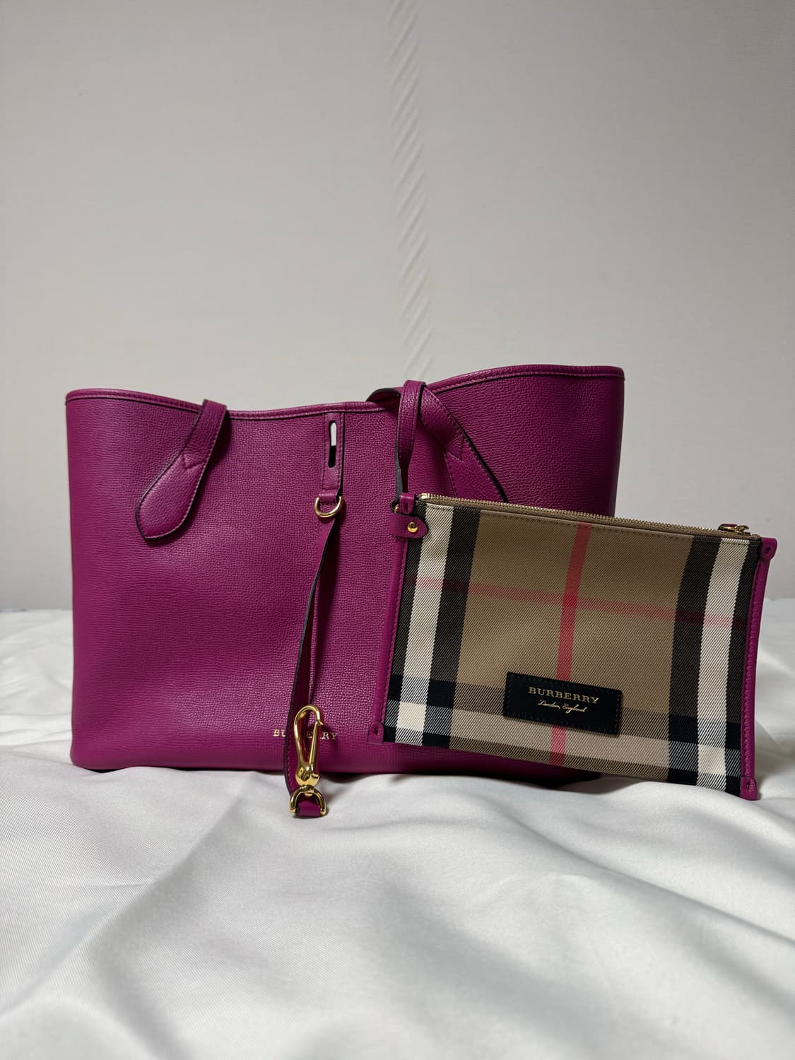 버버리 허니브룩 미디움 토트백 상품이미지1