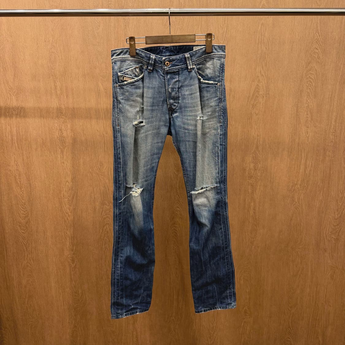 디젤 워싱 디스트로이드 데님 팬츠 워치 포켓 절개 프레이드 디테일 중청 상품이미지2