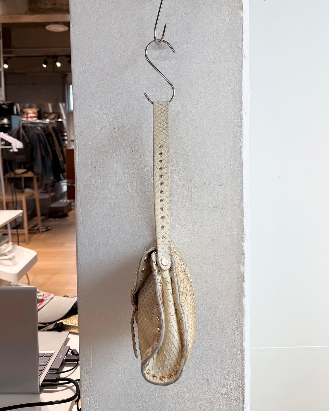 셀린느 베이지 클래식 빈티지 리자드 패턴 스터드 숄더백 상품이미지4