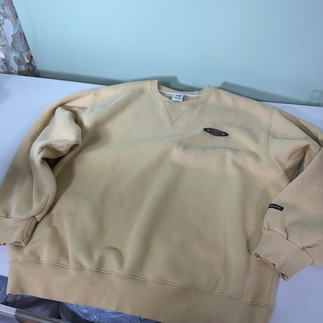 OS 스컬프터 파스텔옐로우 오버핏 에나멜로고 스웻셔츠 맨투맨 남여공용 상품이미지2