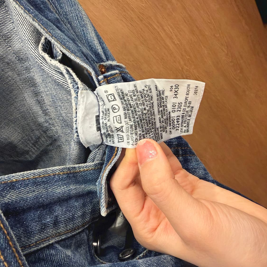 리바이스 501 워싱 데님 팬츠 레드 탭 디테일 레귤러 스트레이트핏 중청 상품이미지8