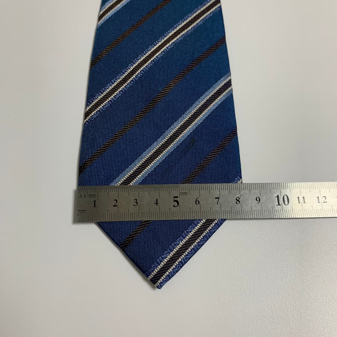 펜디(FENDI) 신형 스트라이프 모노그램 명품넥타이 A등급 이염존재 상품이미지10