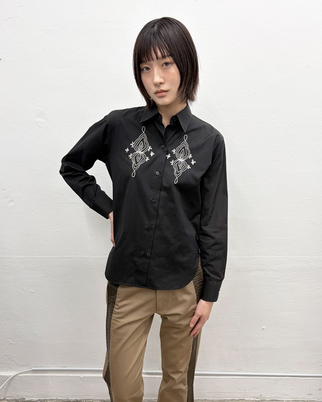 아네스베 자수 디테일 셔츠 상품이미지1