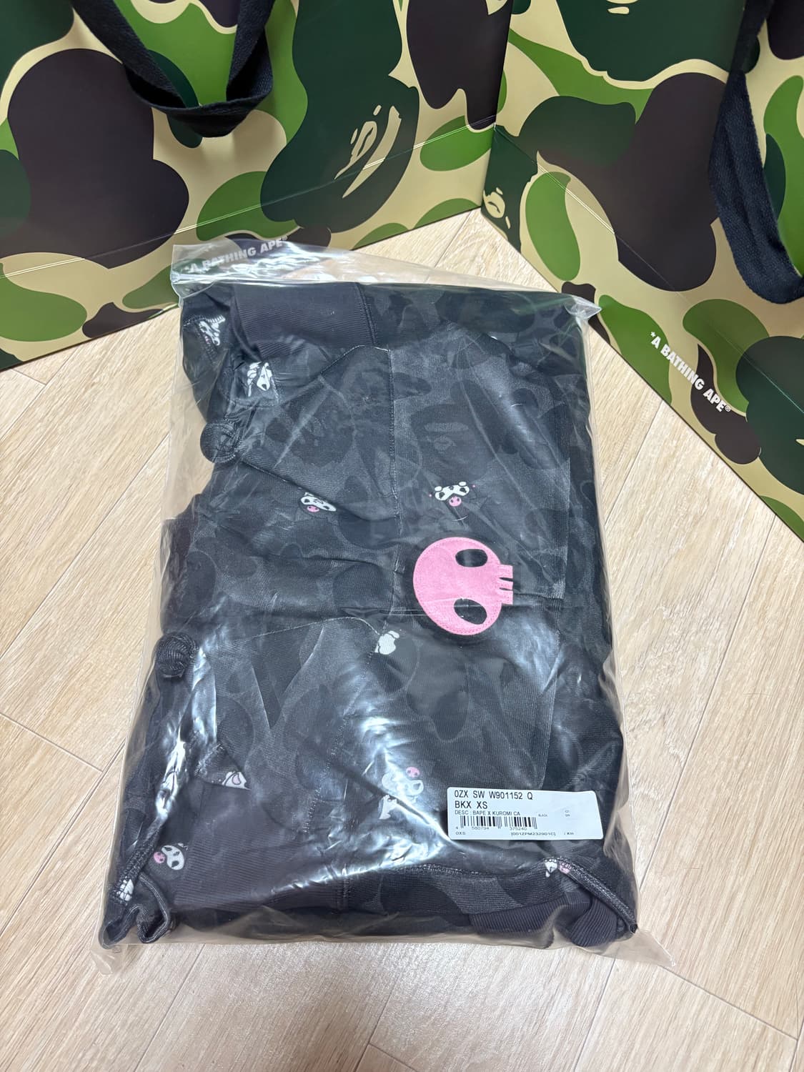 베이프 x 산리오 캐릭터즈 쿠로미 카모 풀 집 후드 블랙 상품이미지4