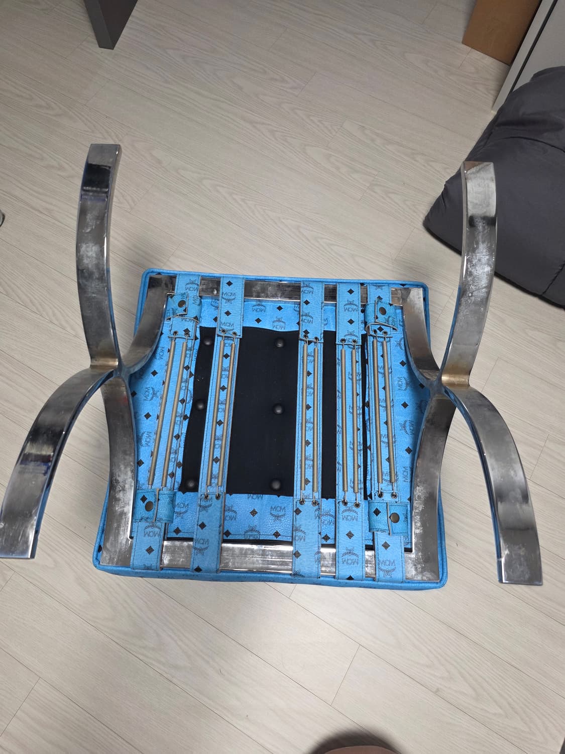 MCM 의자 팝니다(희귀상품) 상품이미지4