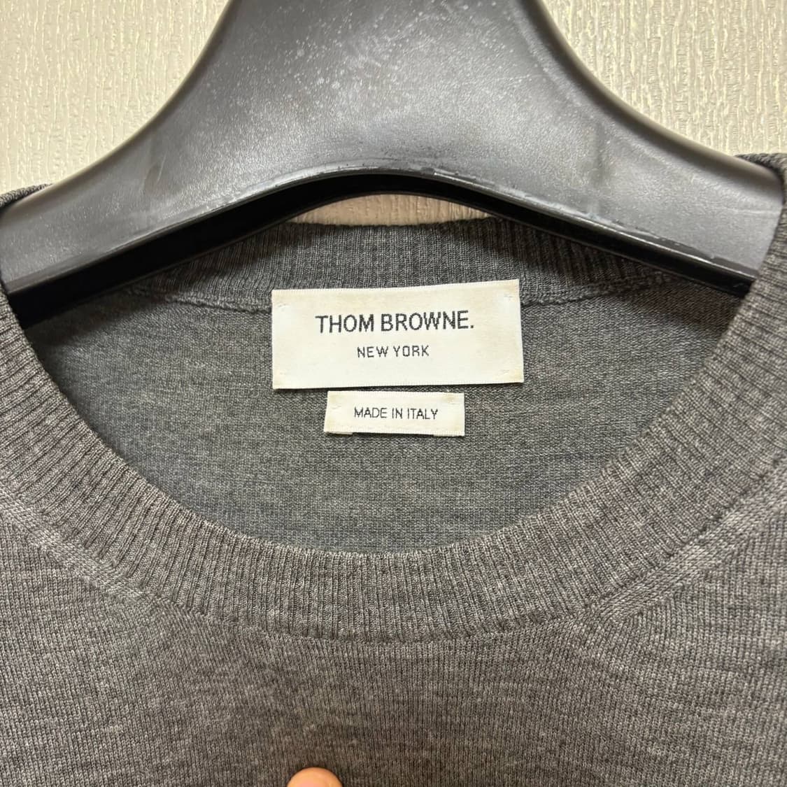 [3] 톰브라운 사선완장 울 니트 그레이 상품이미지2