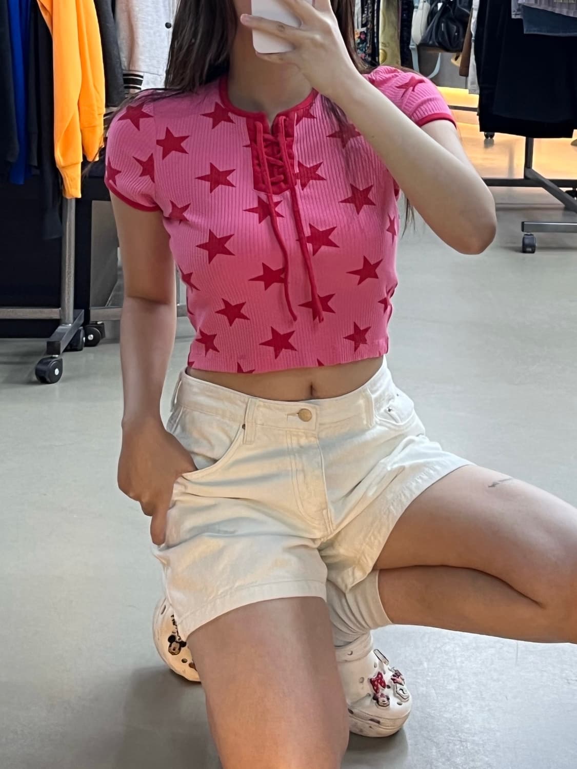 LAZY OAF 스타 패턴 아릴렛 탑 화이트 반바지 코디 상품이미지1
