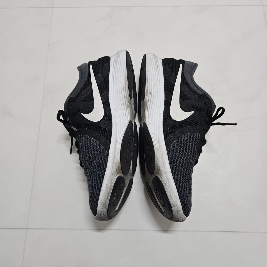 나이키 레볼루션4 검흰 운동화 260 상품이미지3