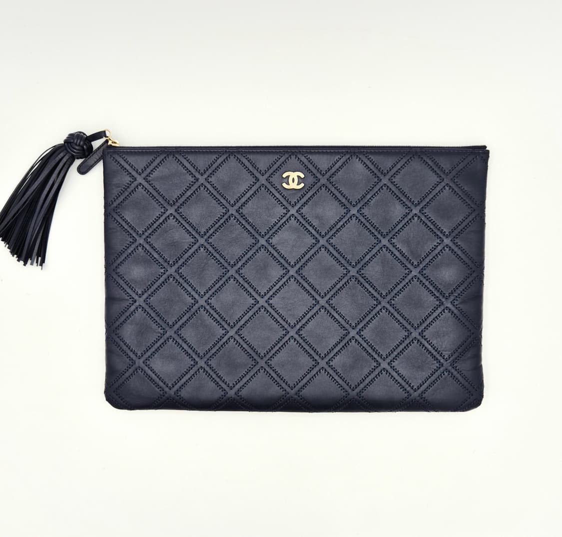 샤넬 클래식 테슬 퀼팅 클러치
네이비 금장 A82708
 상품이미지9