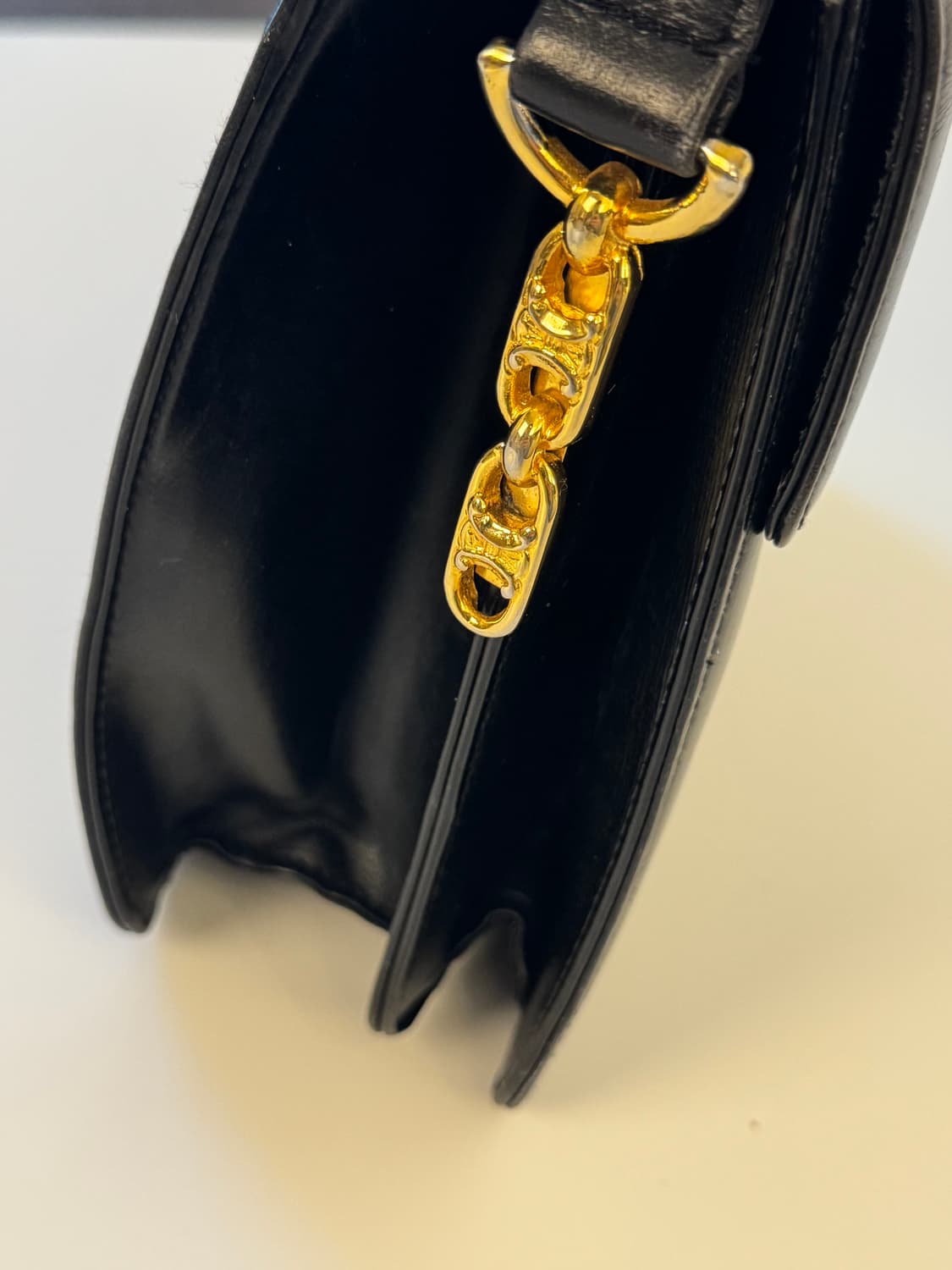 CELINE(셀린느) 금장 락 블랙 레더 숄더백 상품이미지7