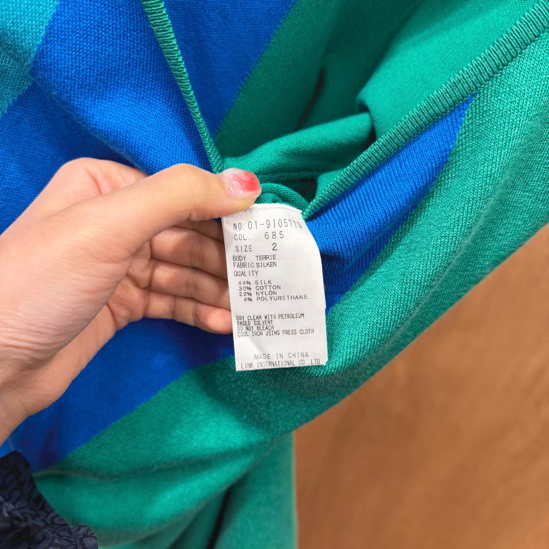 띠어리 라운드넥 슬리브리스 니트 원피스 블루 사선 컬러 블록 디테일 그린 상품이미지7