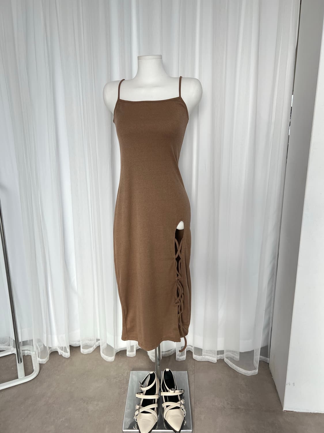 [새상품 반값판매] 브라운 골지 옆트임 매듭 롱원피스 상품이미지1
