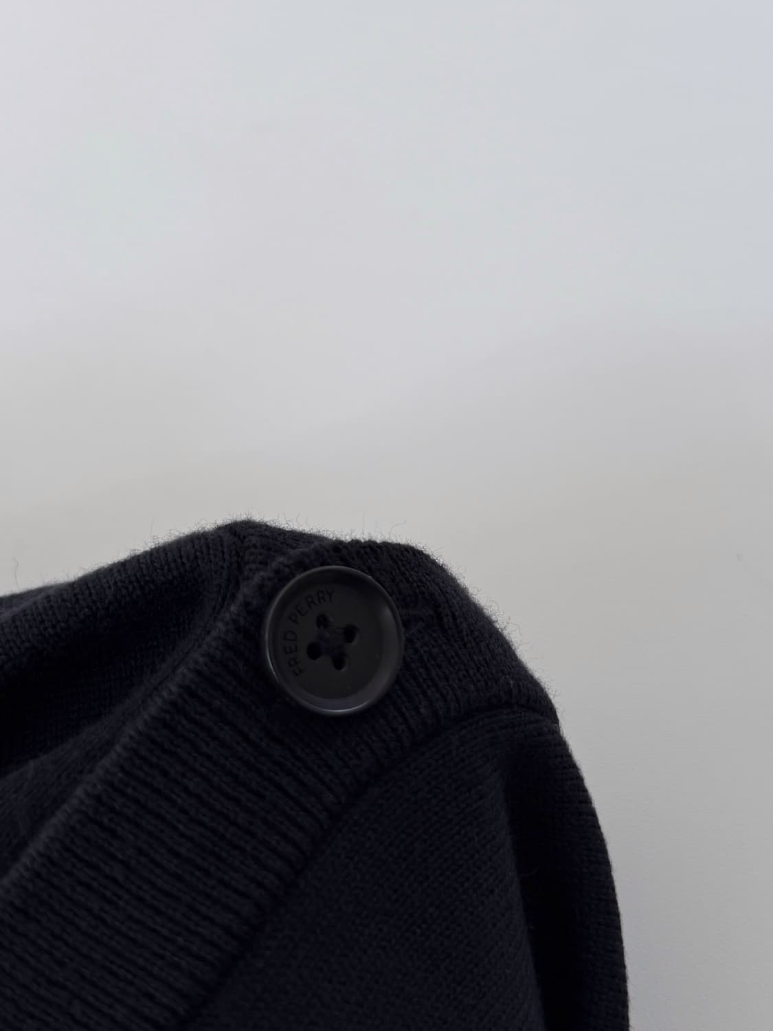 프레드페리 루즈핏 블랙 클래식 메리노 울 가디건 상품이미지4