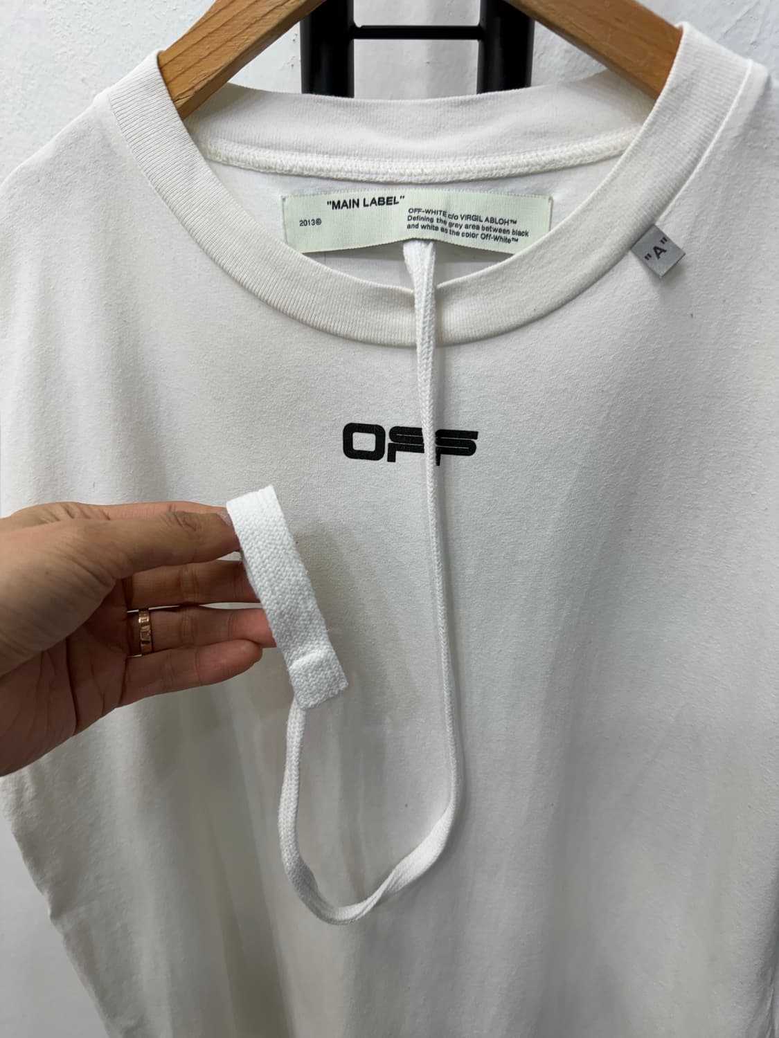 정품) 오프화이트 남성 반팔티 M 상품이미지4