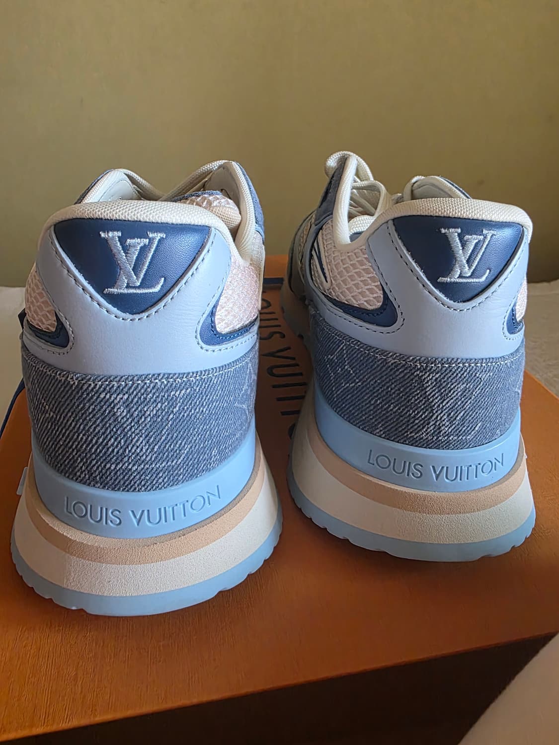 루이비통 런어웨이 스니커즈(새상품) 상품이미지4