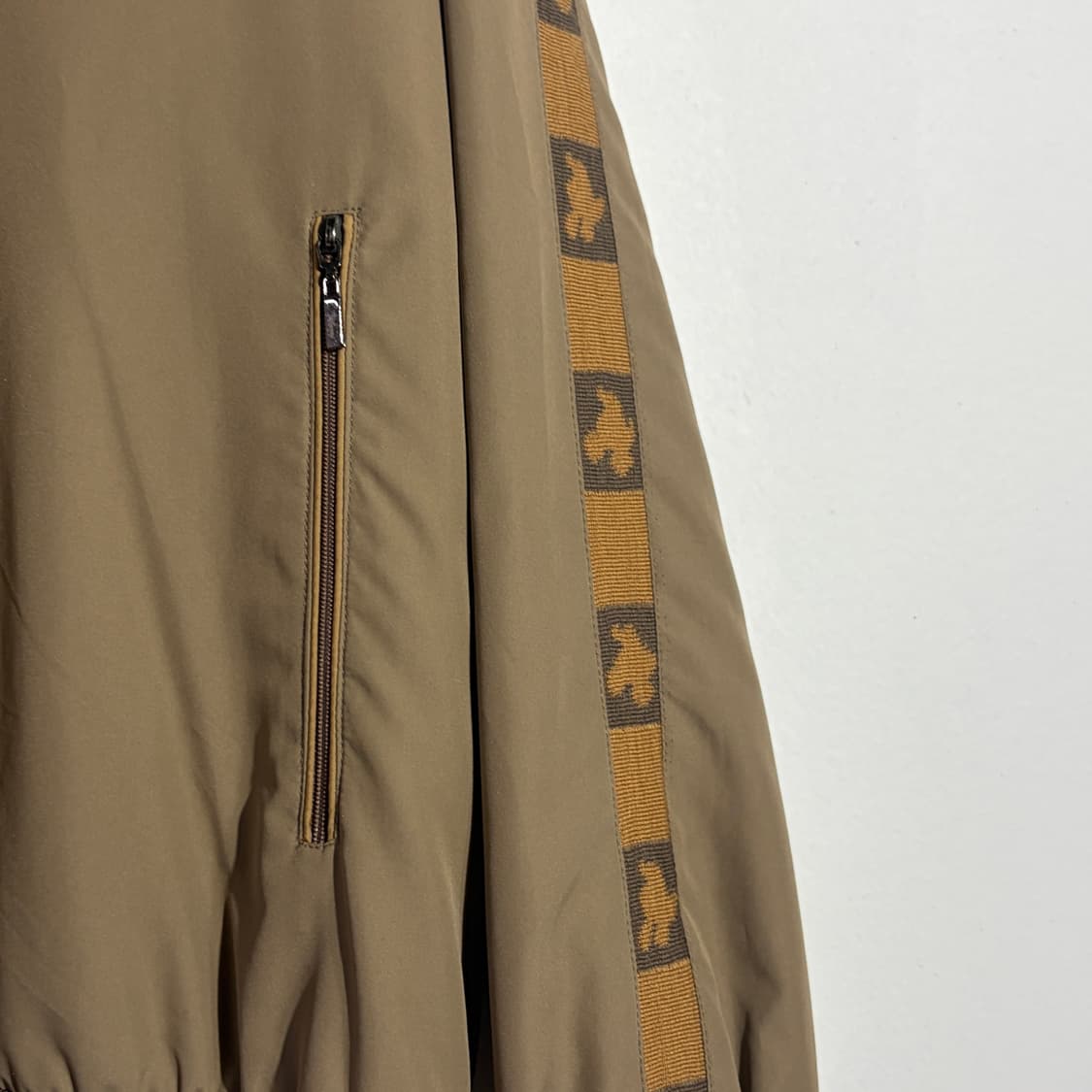 디즈니 백포켓 베이지 바람막이 맨투맨 (무료배송) 상품이미지2